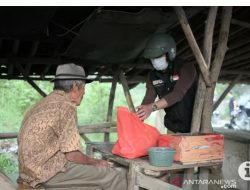 Gubernur Jabar Ridwan Kamil blusukan ke Bekasi beri bantuan sembako kepada warga